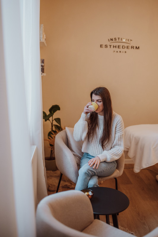Salón vybavení - Kubová pije kávu