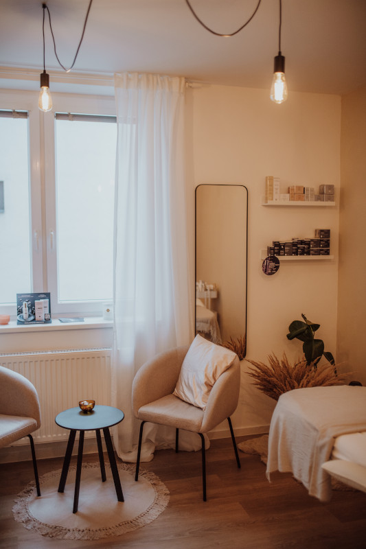Salón vybavení - židle, stůl a okno